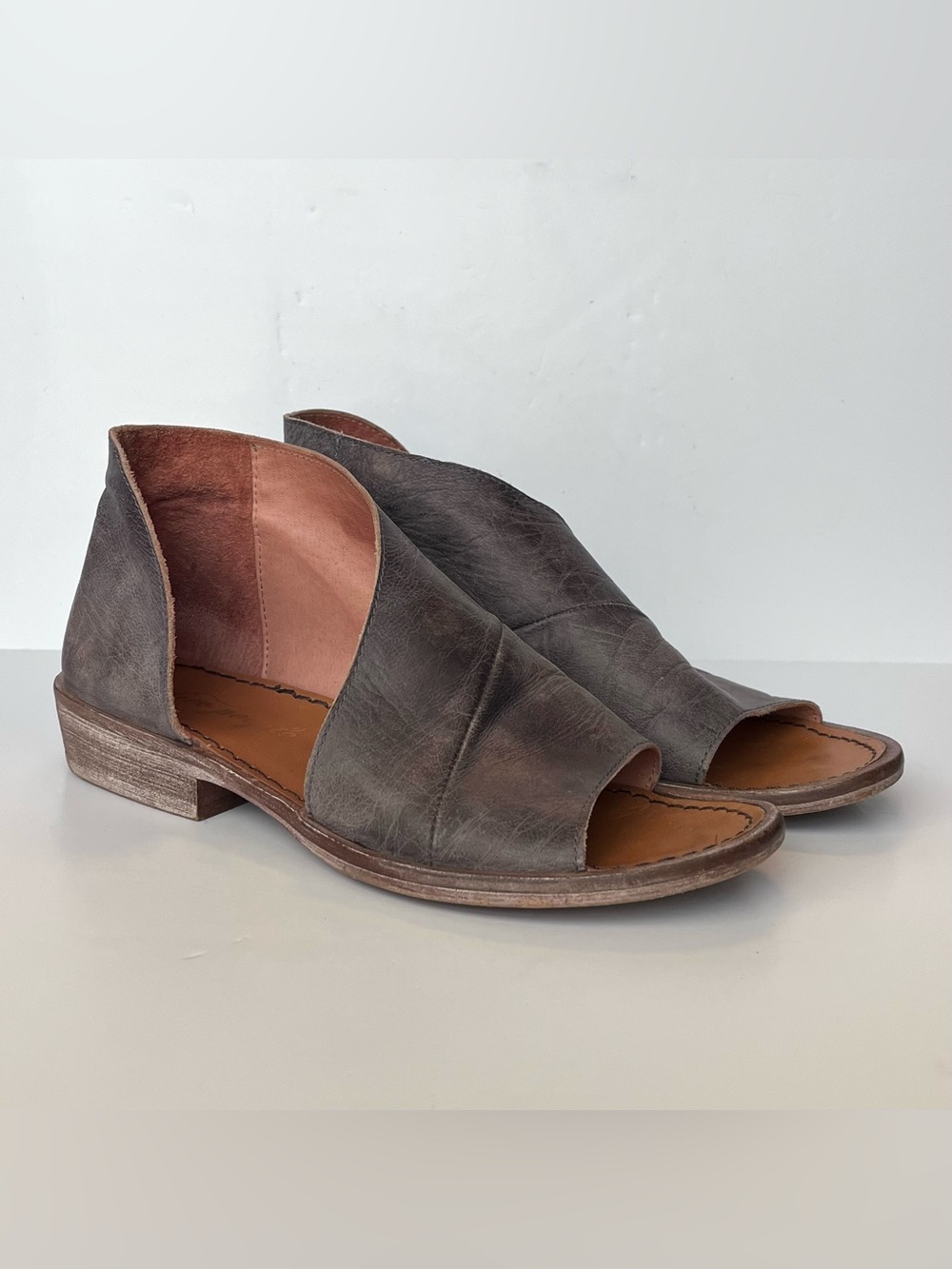 FREE PEOPLE Mont Blanc Asymmetrical Dark Grey Leather Sandal Size EU 35 US 5